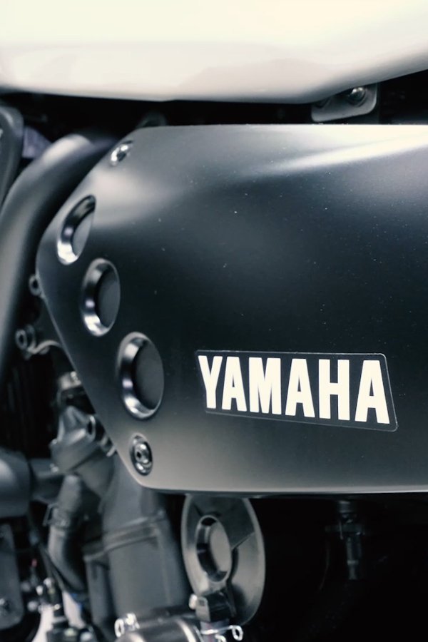 L'arredamento dell'officina di 3D Beta è visibile sullo sfondo dell'Officina moto Benati Motos Yamaha