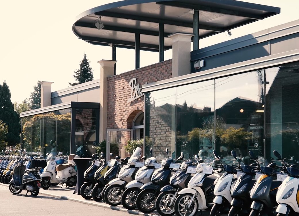 Mobili da officina di 3D Beta con eleganti armadietti visibili attraverso grandi finestre presso l'Officina moto Börni