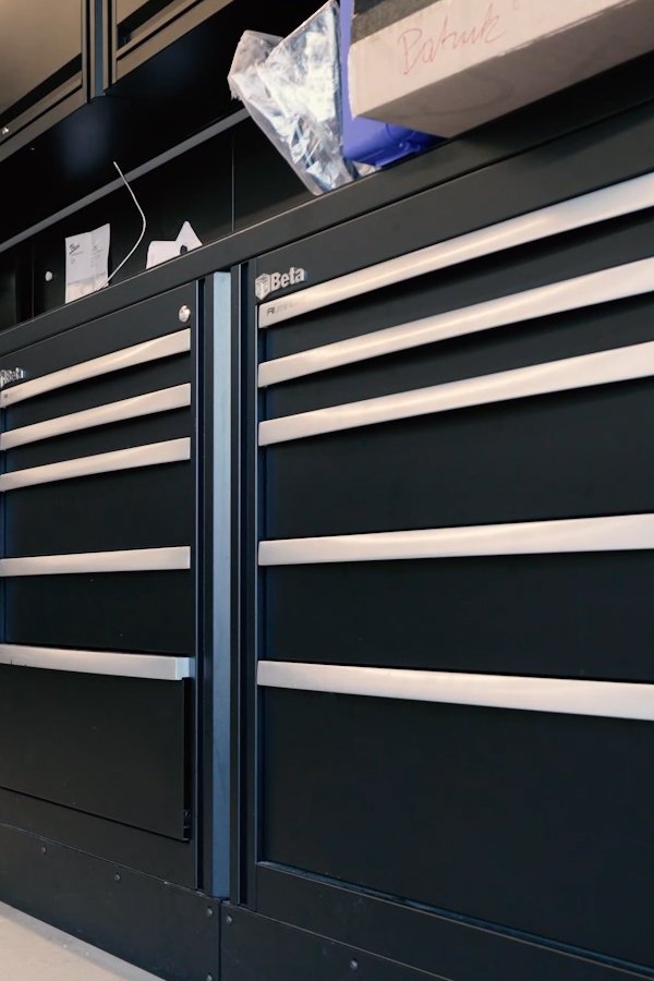 Mobili per officina Armadi per attrezzi 3D Beta con maniglie robuste in un ambiente professionale di officina personalizzato