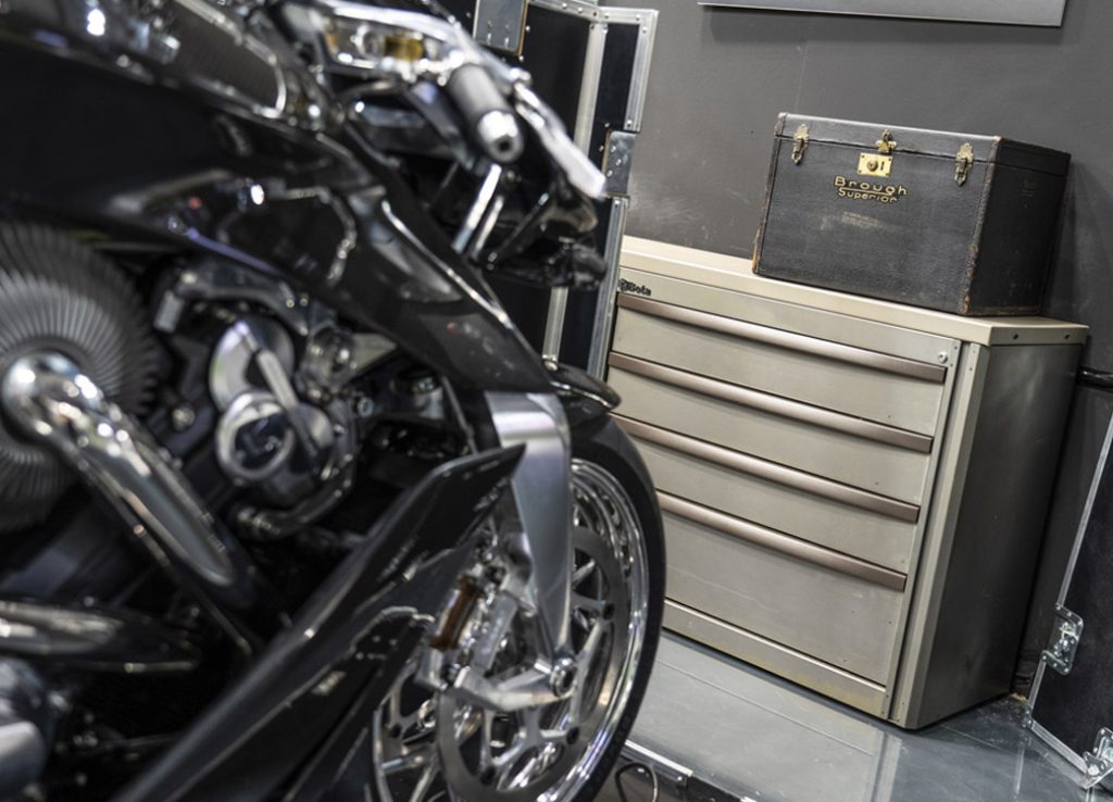 Mobili da officina con cassetta degli attrezzi in metallo e valigetta vintage con armadi da officina personalizzati da 3D Beta