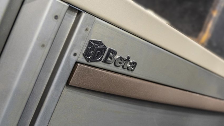 Mobili da officina caratterizzati da una superficie metallica con logo Beta 3D, ideali per armadi da officina personalizzati