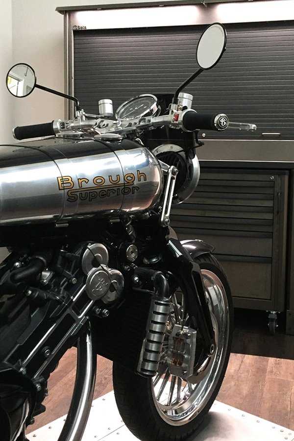 Mobili da officina mobili da officina personalizzati con cassetta degli attrezzi Beta 3D e porta in metallo sullo sfondo