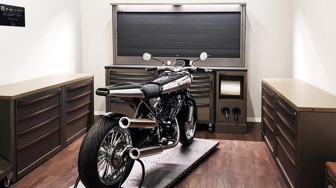 Mobili per officina armadi per officina personalizzati con magazzino utensili Beta 3D e pavimento in legno