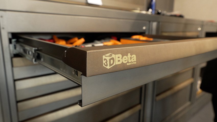 Mobili da officina, tra cui un cassetto aperto 3D Beta con strumenti assortiti presso l'Officina bici Cicli Mattio