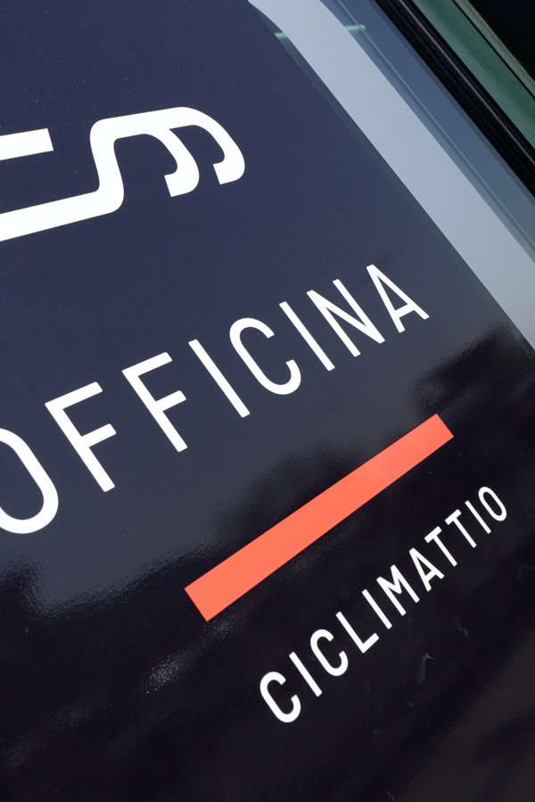 Mobili da officina di 3D Beta esposti presso l'Officina bici Cicli Mattio con armadietti personalizzati per l'organizzazione