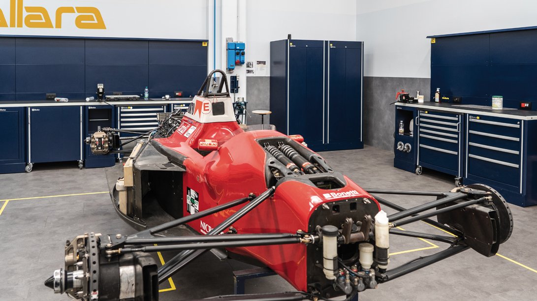 Mobili per officina con armadietti per attrezzi e soluzioni di stoccaggio organizzate da 3D Beta per garage professionali