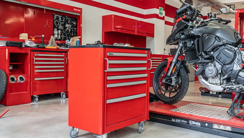 L'arredamento dell'officina è caratterizzato da uno stoccaggio organizzato con gli armadi per officina di qualità di 3D Beta in questo garage.