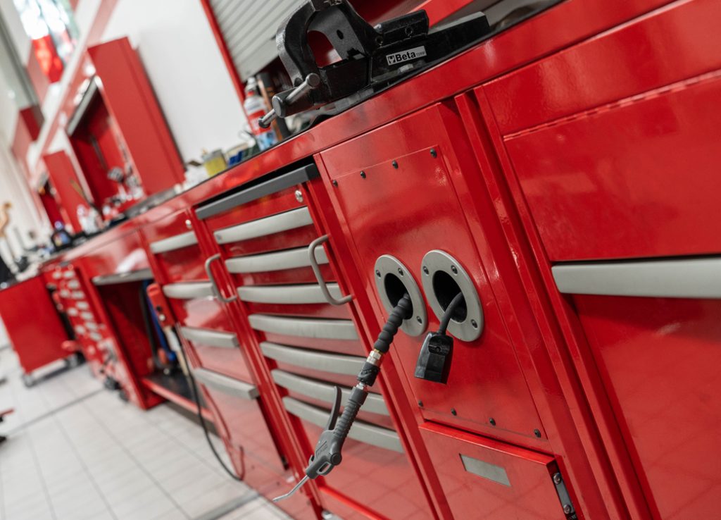 Mobili e armadi da officina in un'Officina moto Ducati Como con tubo flessibile collegato al pannello
