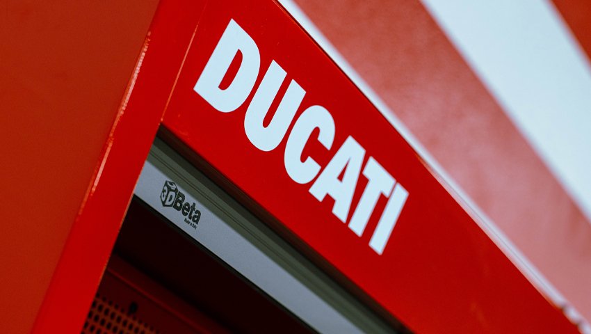 Mobili da officina con logo Beta in 3D su una cassetta degli attrezzi presso l'Officina moto Ducati Como con strisce bianche