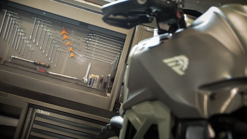 Mobili da officina con armadi Beta 3D e pratici magazzini per utensili a pioli in uno spazio di lavoro professionale