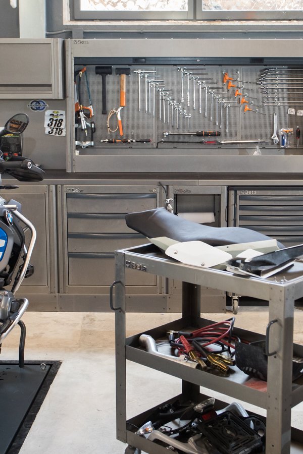 I mobili e gli armadi da officina di 3D Beta consentono di organizzare gli attrezzi in uno spazio di lavoro professionale in garage.