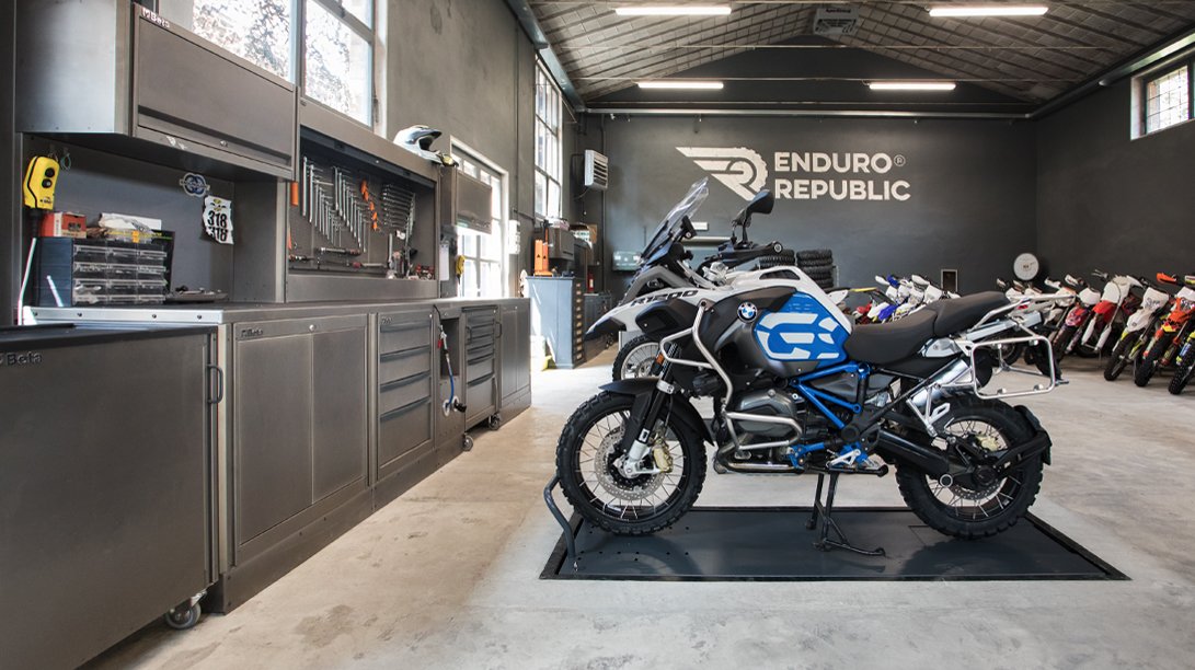 Mobili da officina 3D Armadi da officina Beta e contenitori personalizzati per garage moderni ed efficienti
