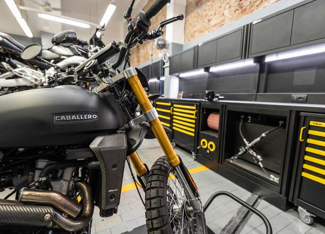 Mobili da officina e armadi da officina, comprese soluzioni personalizzate con unità Beta 3D in un'officina per motocicli