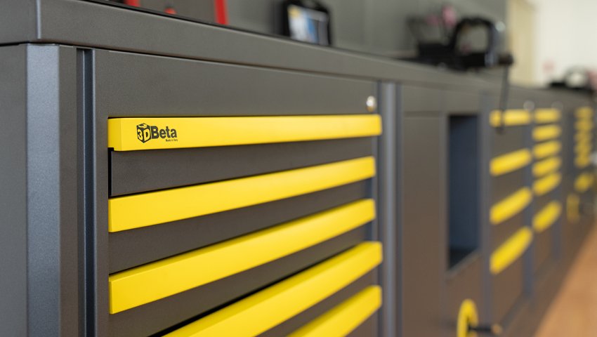 Mobili per officina personalizzati da 3D Beta visti negli interni dell'officina Guerciotti