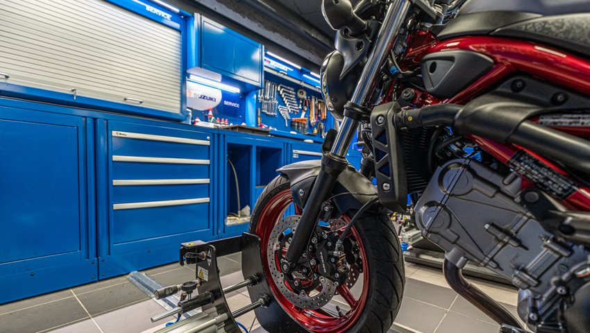 Mobili e armadietti da officina in 3D Beta visibili in un'officina professionale di riparazione moto