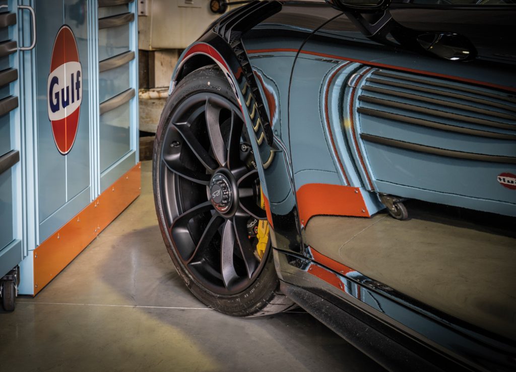 Mobili da officina di 3D Beta, compresi gli armadi da officina visibili in un ambiente automobilistico