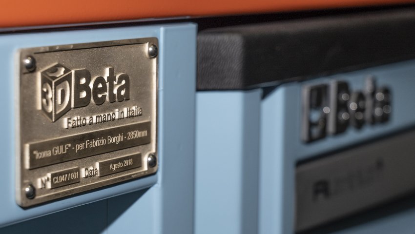 Mobili da officina Targa con logo Beta in 3D su armadi da officina personalizzati per un'organizzazione moderna