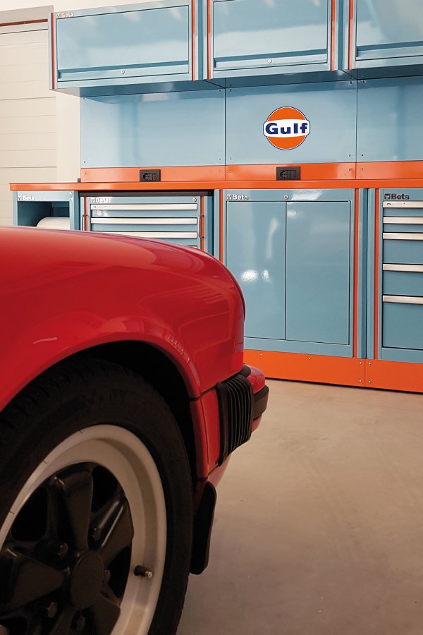 Mobili da officina personalizzati da 3D Beta con il logo Gulf in evidenza sopra di essi