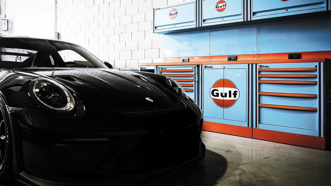 I mobili e gli armadi da officina di 3D Beta sono allineati contro la parete di una moderna autofficina