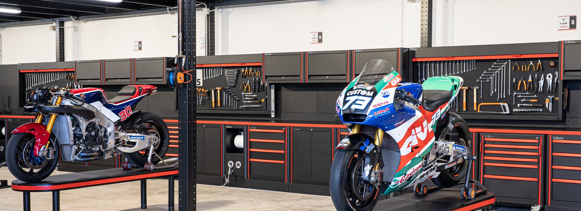 Mobili da officina armadi da officina con magazzino utensili 3D Beta visibili in un garage organizzato per team
