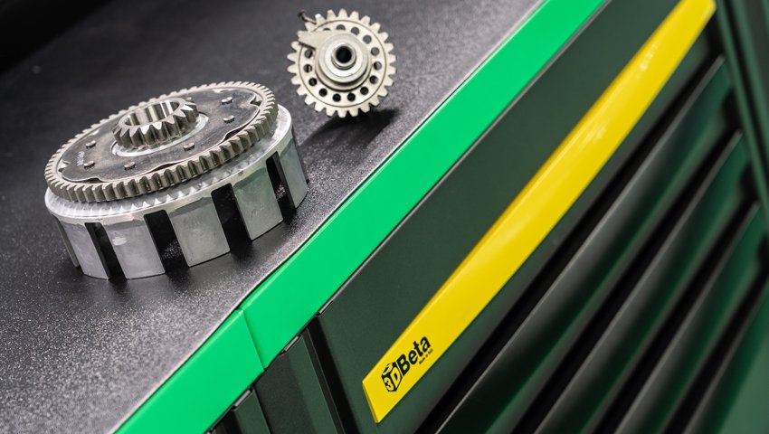 Mobili da officina con ingranaggi in metallo su una cassetta degli attrezzi Beta 3D che evidenzia il design di un armadio da officina personalizzato