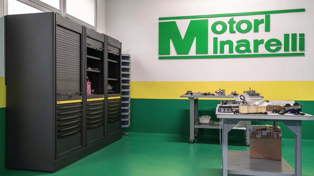 Mobili da officina Armadi da officina e tavoli da lavoro personalizzati con marchio Beta 3D in uno spazio di lavoro in garage