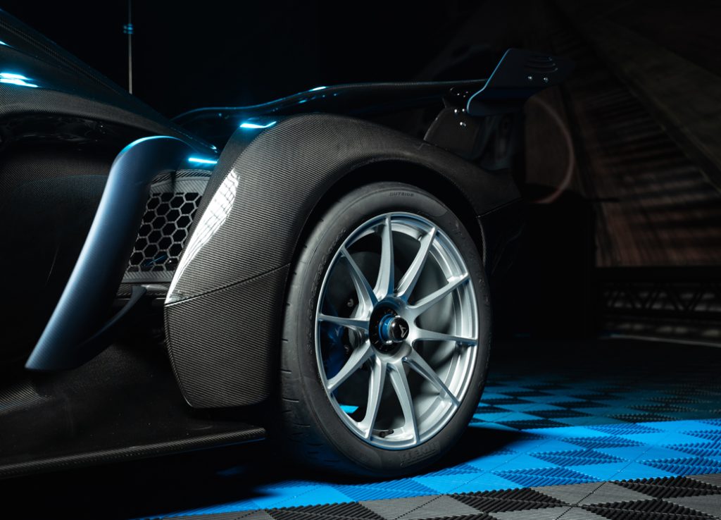 Mobili e armadi da officina di 3D Beta visibili all'Officina auto Picasso su pavimento a scacchiera