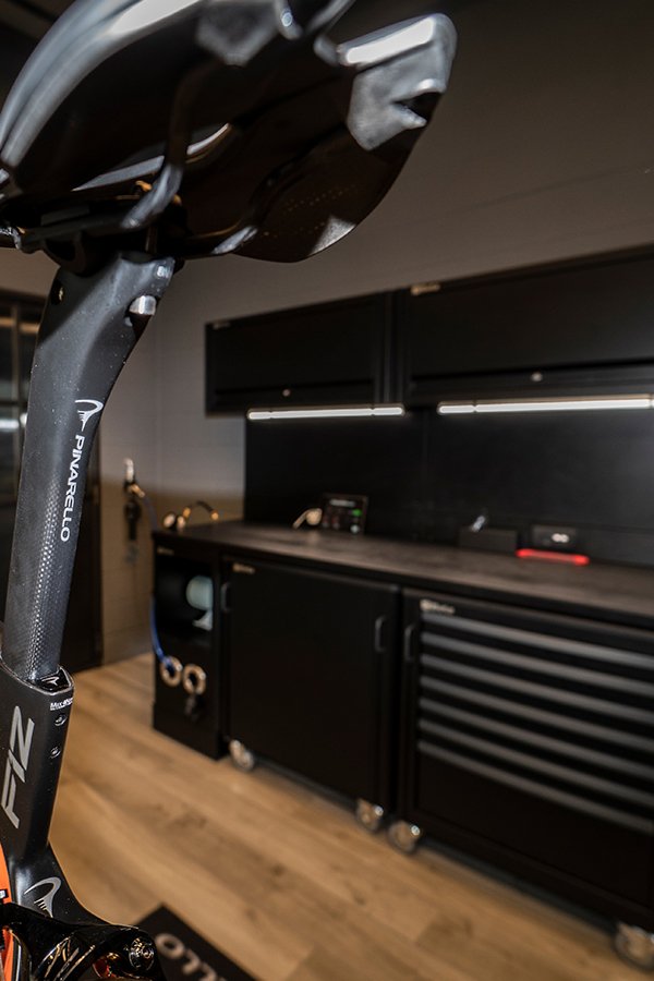 L'arredamento dell'officina con gli armadietti personalizzati di 3D Beta è disposto in modo ordinato in un moderno negozio di biciclette