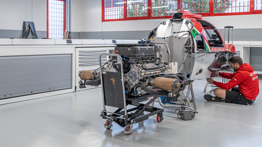 I mobili da officina di 3D Beta sono visibili in un garage ordinato con armadi e contenitori organizzati.
