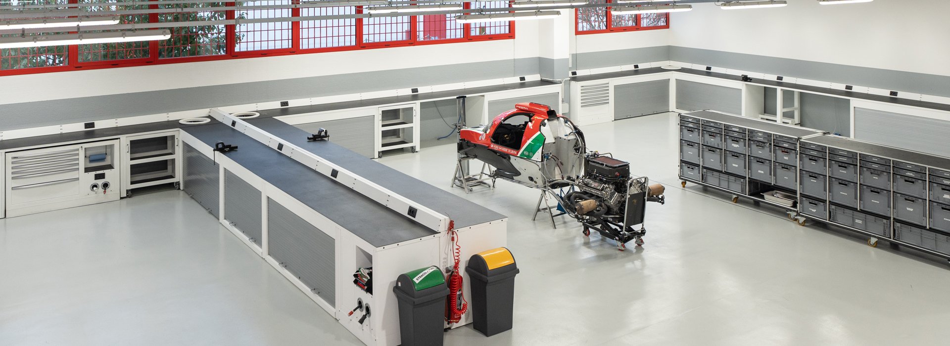 Mobili da officina e banchi da lavoro armadi da officina di 3D Beta in un ampio garage per motori