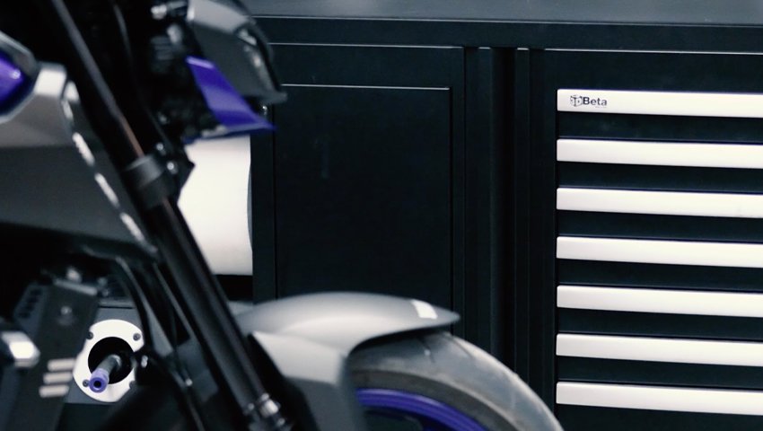 L'arredamento dell'officina comprende una cassetta degli attrezzi Beta 3D che mette in risalto l'armadietto personalizzato dell'officina in un garage moderno.