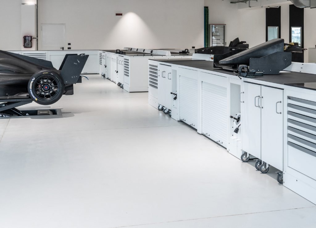 Mobili da officina di 3D Beta, tra cui armadi da officina modulari disposti in uno spazio di lavoro professionale