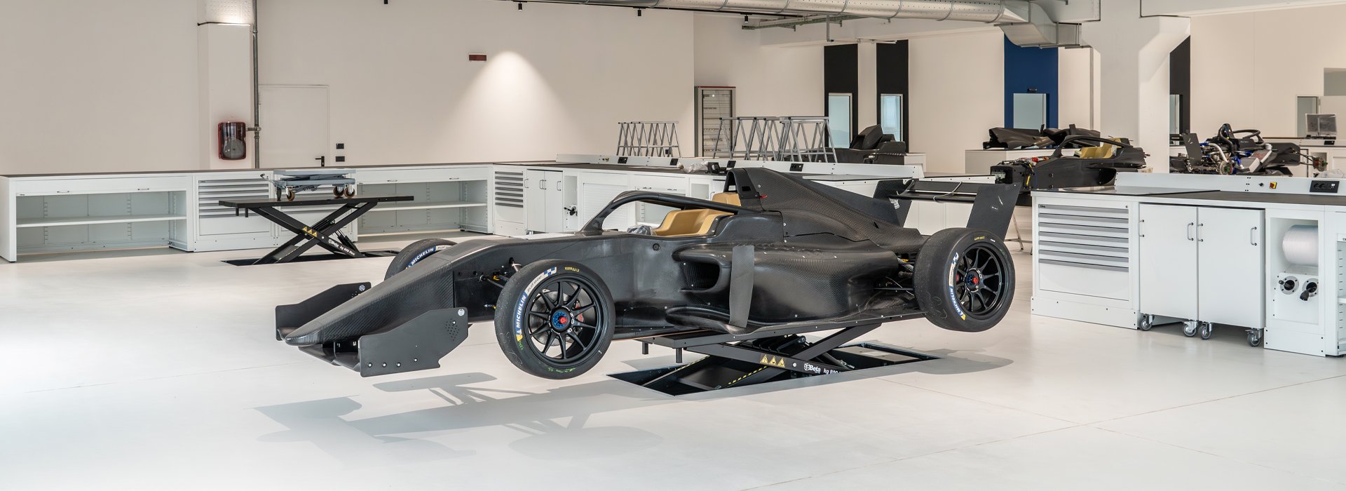 Mobili da officina con armadi da officina personalizzati da 3D Beta in un moderno spazio di lavoro automobilistico