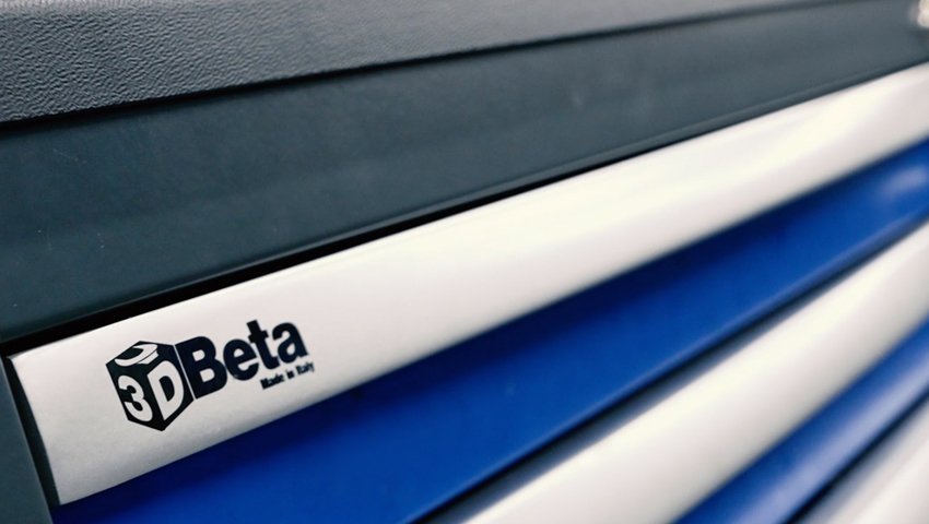 Mobili da officina caratterizzati da una maniglia per cassetto con il logo Beta 3D su armadi da officina personalizzati