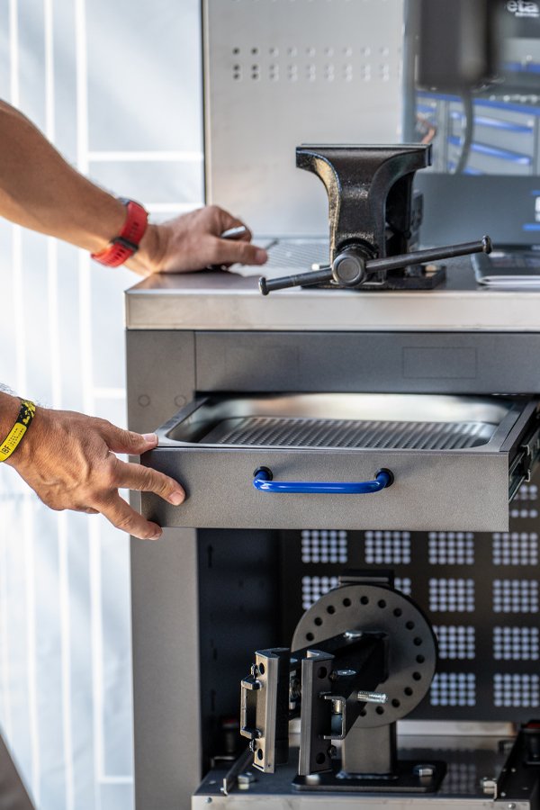 Mobili da officina di una persona 3D Beta apre il cassetto di metallo sotto il banco di lavoro all'Italian Bike Festival 2025