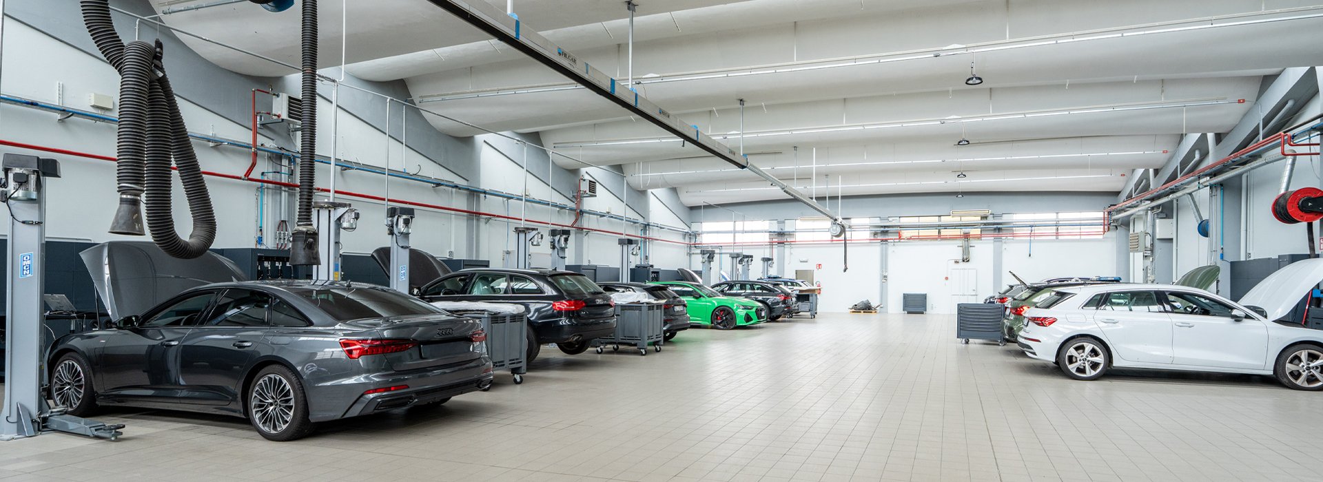 Mobili da officina di 3D Beta, tra cui armadietti e banchi organizzati visibili nell'autofficina