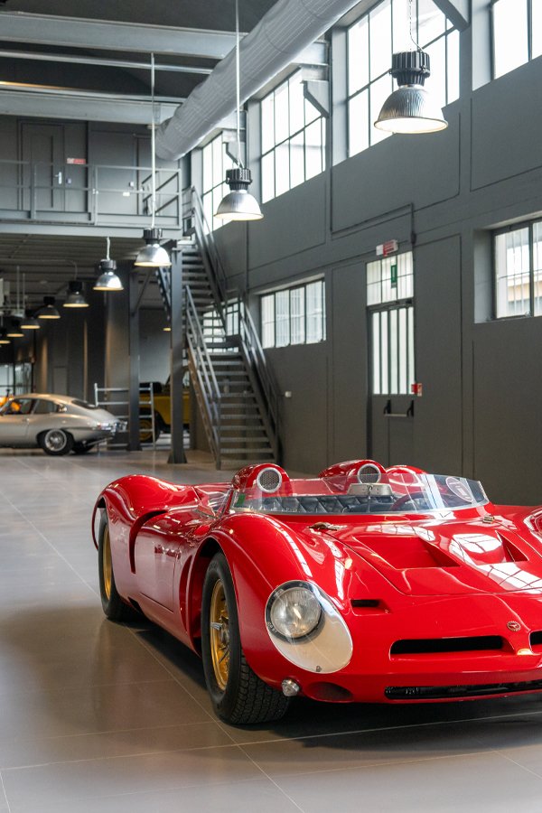 Mobili per officina armadi per officina di 3D Beta in uno showroom moderno con espositori eleganti