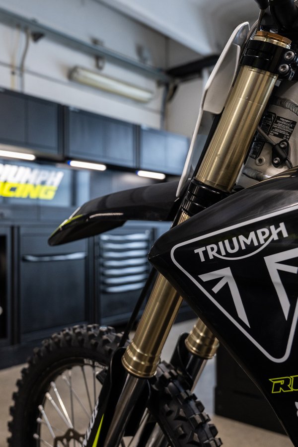 Arredamento per officina con armadietti Beta 3D e deposito attrezzi visibile in un'officina di un garage di motorsport