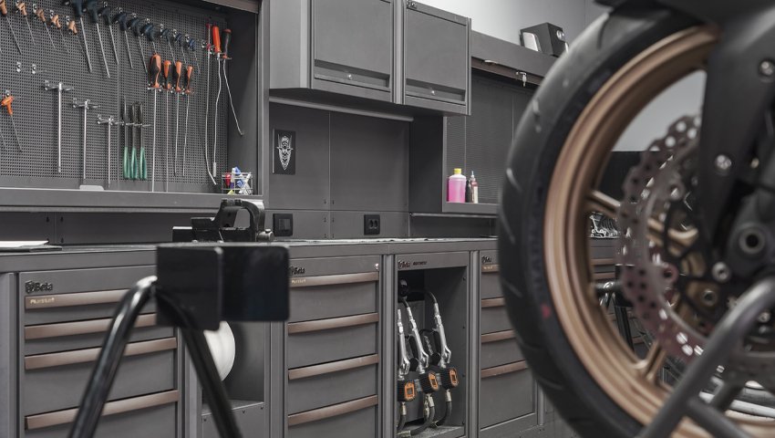 Mobili per officina armadi per officina personalizzati da 3D Beta visibili in un garage moderno