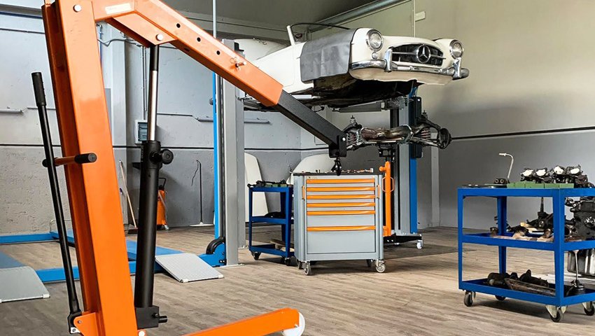 Mobili e armadietti da officina di 3D Beta in un'officina automobilistica professionale con carrelli portautensili nelle vicinanze