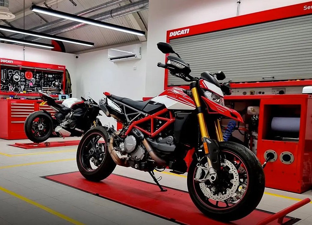 I mobili da officina di 3D Beta sono presenti nell'Officina moto Ducati Londra con armadi e postazioni di lavoro personalizzati