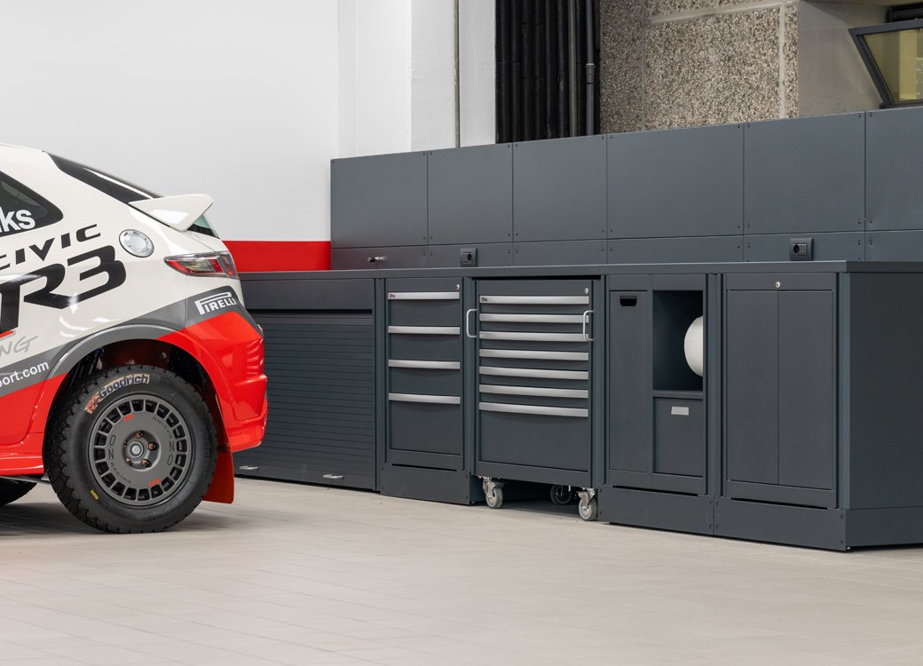 Arredamento per officina con armadietti da officina e cassetti portautensili personalizzati di 3D Beta in un'autofficina