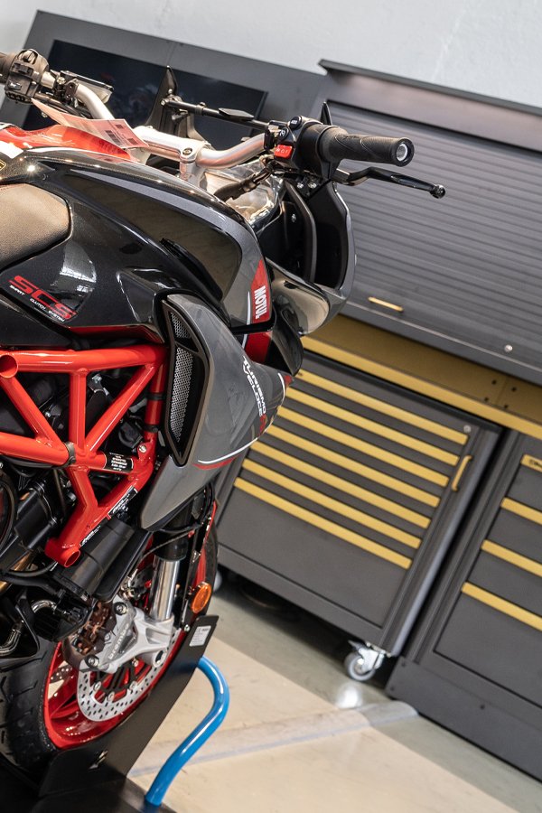 Mobili per officina Armadio per attrezzi 3D Beta e soluzioni di stoccaggio personalizzate organizzate in un garage professionale