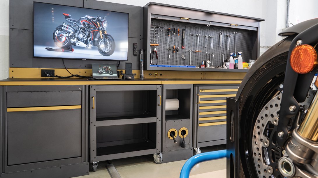 Mobili e armadi da officina in un ambiente moderno con strumenti Beta 3D personalizzati e superfici organizzate