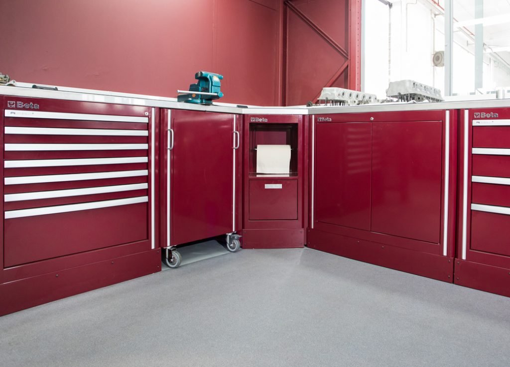 Mobili per officina armadi per officina con cassetti e morsa su piano di lavoro ideali per un'archiviazione organizzata