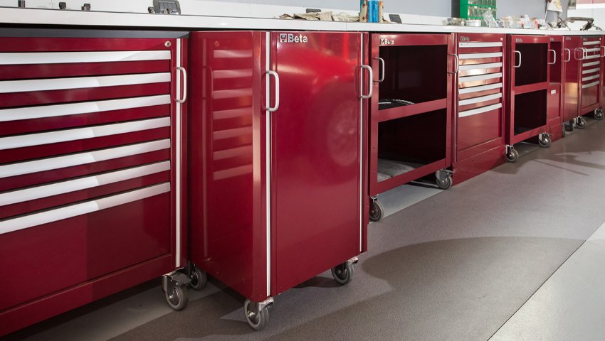 Mobili da officina con armadietti per attrezzi rotanti 3D Beta e maniglie argentate ideali per officine organizzate