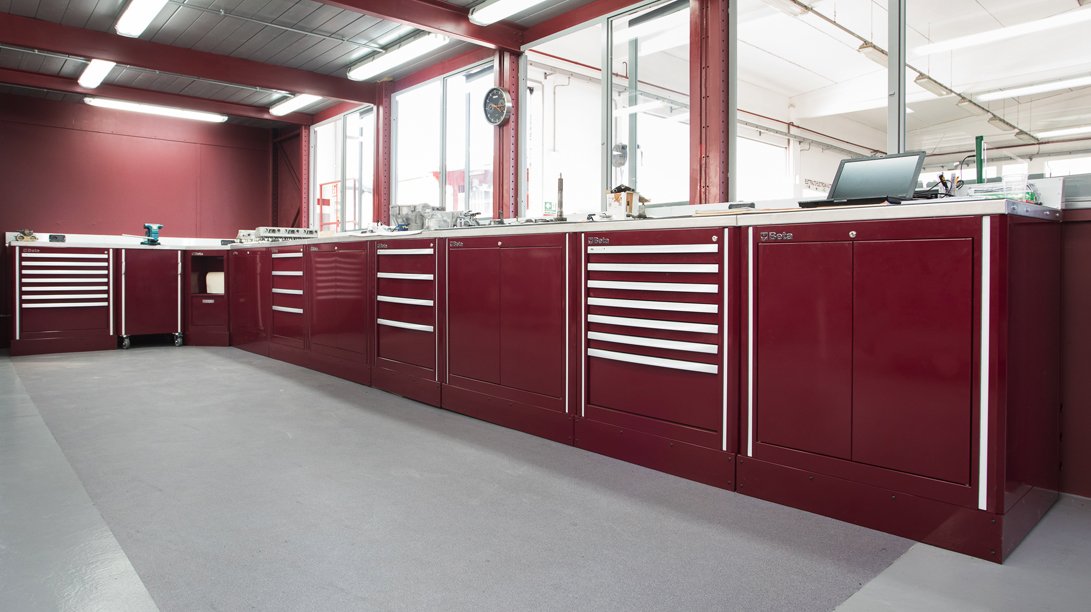 Arredamento per officina garage moderno con armadi e postazioni di lavoro Beta 3D per soluzioni di archiviazione personalizzate