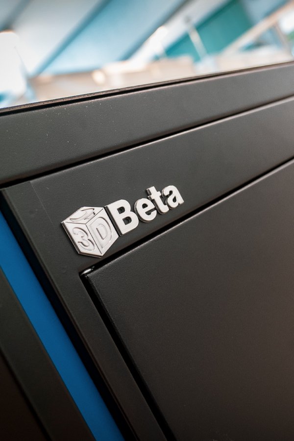 Arredamento per officina con logo Beta 3D che evidenzia gli armadi per officina personalizzati e gli arredi professionali