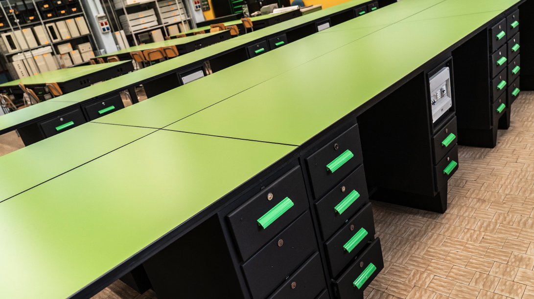 Mobili da officina con cassetti spaziosi e superfici resistenti in un ambiente di lavoro vuoto in 3D Beta