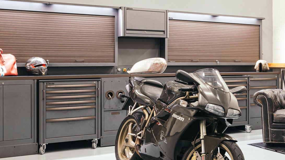 Mobili per officina armadi per officina mobili per officina personalizzati con eleganti soluzioni di stoccaggio in un garage moderno